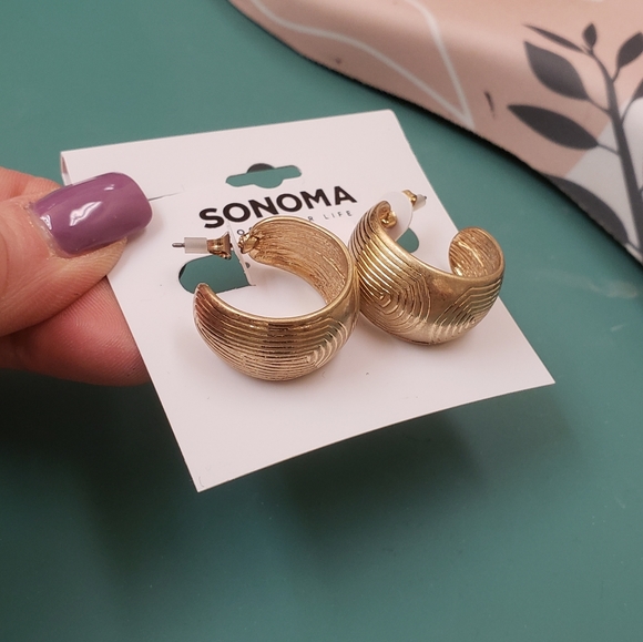 Sonoma, NWT, Gold tone, 3/4 thick hoop, aztec swirl, pierced earrings - Picture 3 of 11